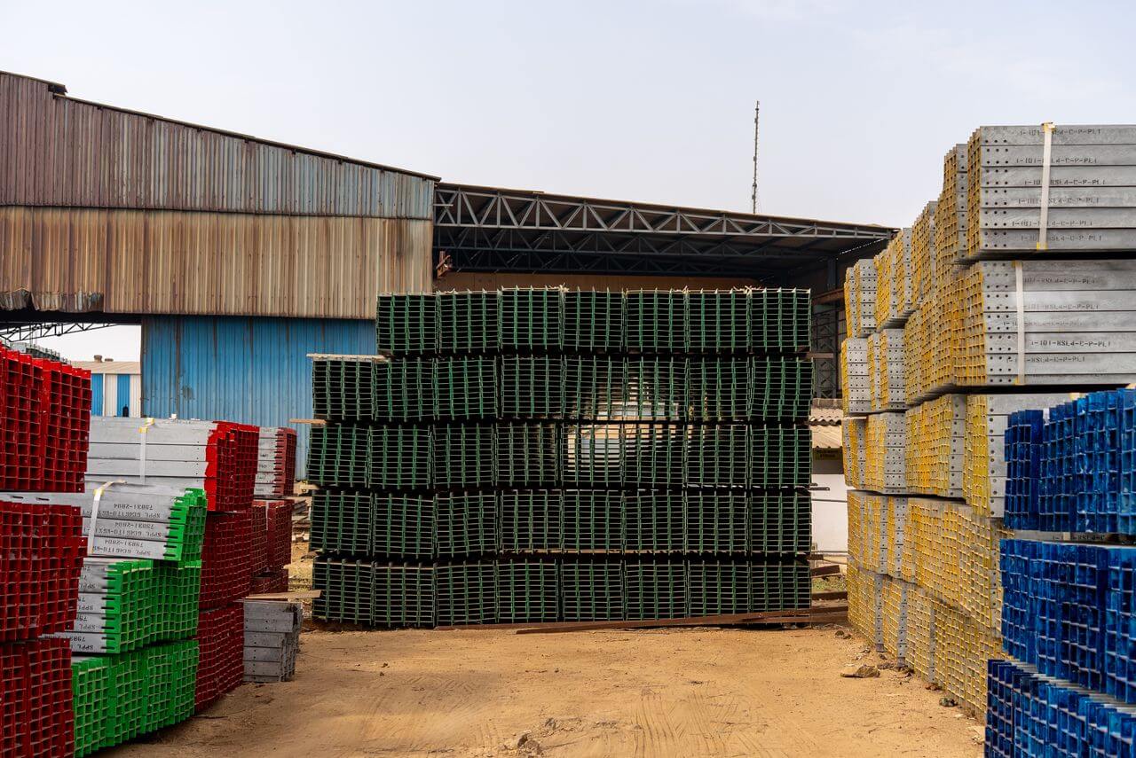 MANUFACTURING colored pallet stacks