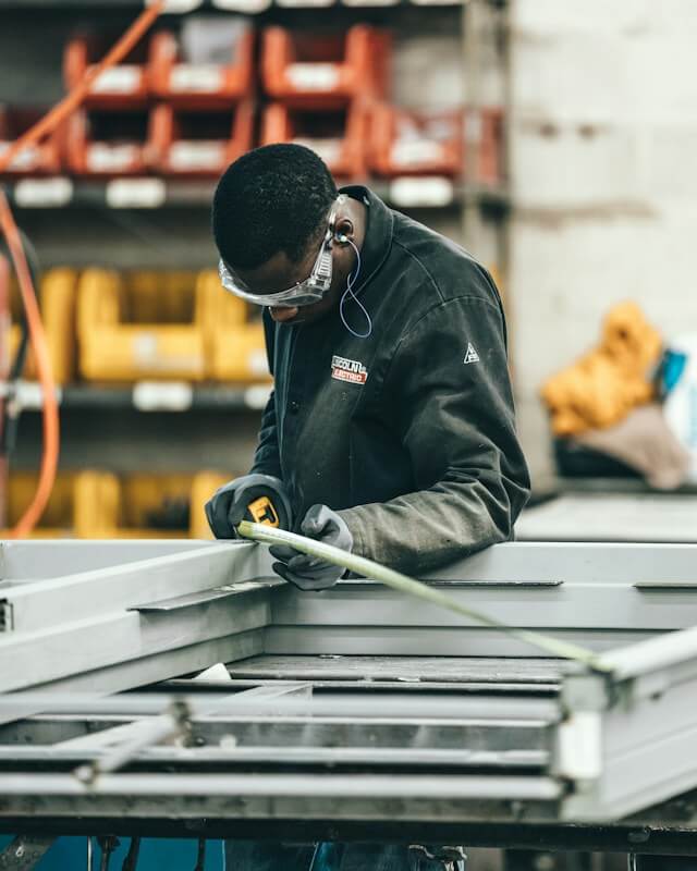 MANUFACTURING man measuring pallet